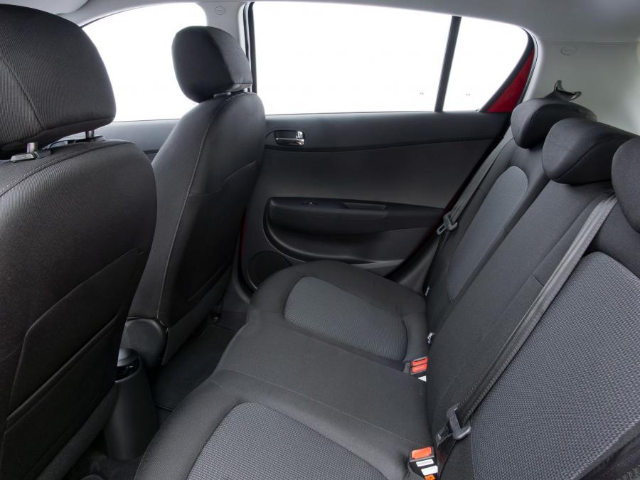  Hyundai i20 5-Door 2012 года  (UK) (фото 9 из 15)